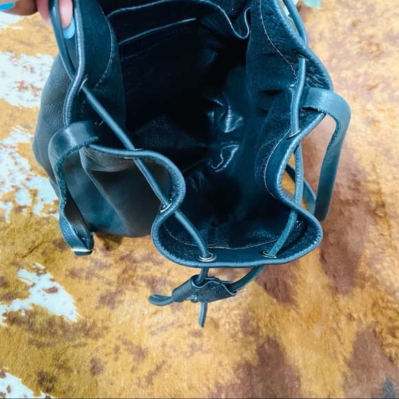 Jennifer Haley 100% Leather Fringe Bucket Bag - Picture 3 of 8